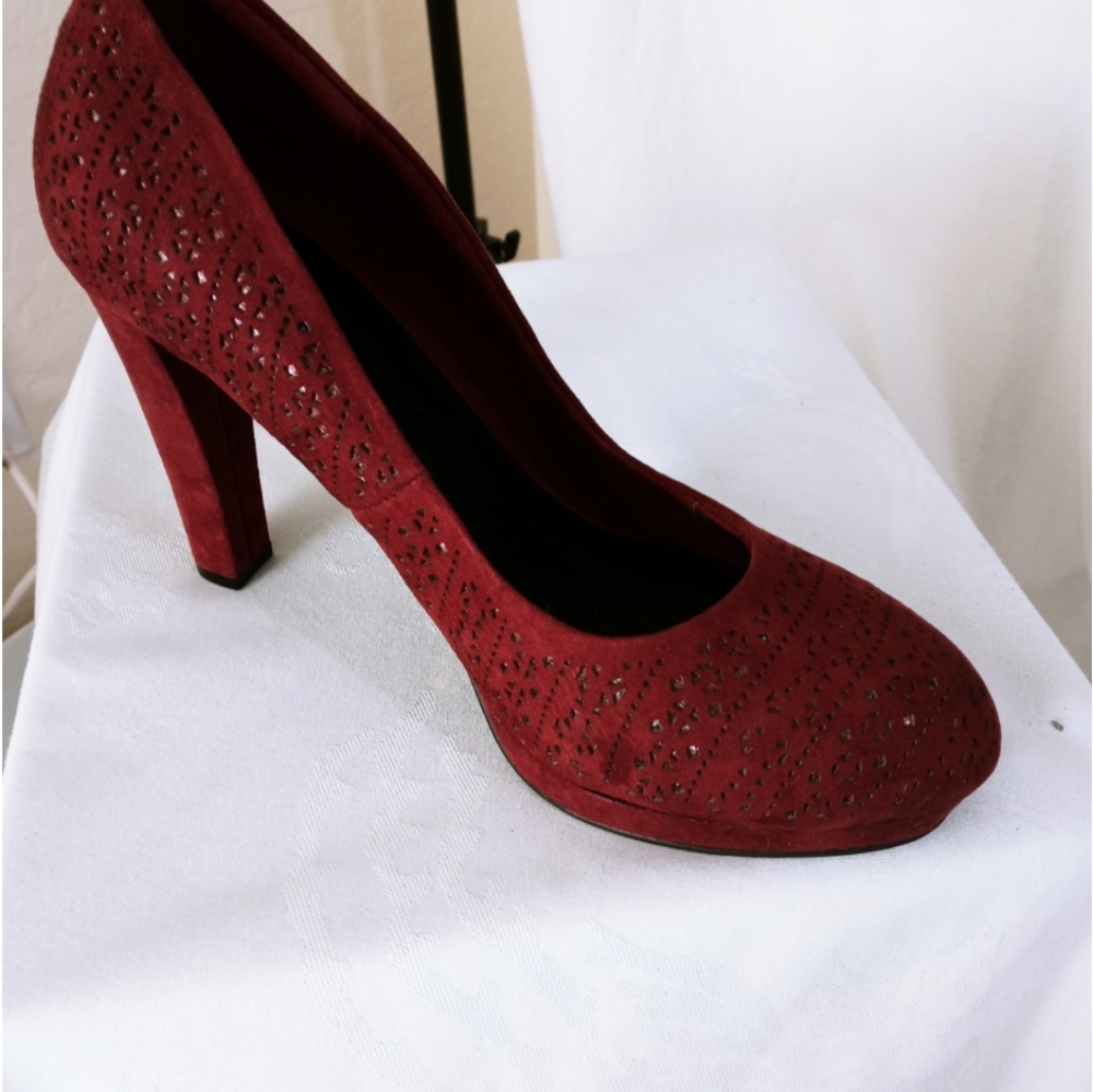Juicy Couture deep wine burgundy suede heels